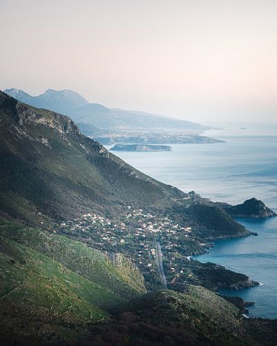 Italiaans Landschap aan de Kust. van Sven en Roman