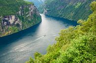 Blick auf den Geirangerfjord in Norwegen. van Rico Ködder thumbnail
