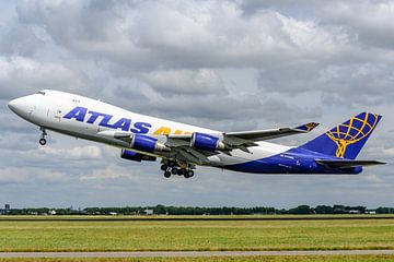 Atlas Air Boeing 747-400 vrachtvliegtuig stijgt op. van Jaap van den Berg