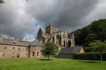 Schöne verfallene Abtei von Hambye, Normandie, Frankreich von Patrick Verhoef
