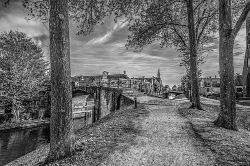 Zicht op entreebrug Sloten van het bolwerk in zwartwit