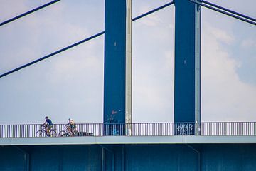 Radfahrer auf Brücke von Michael Ruland