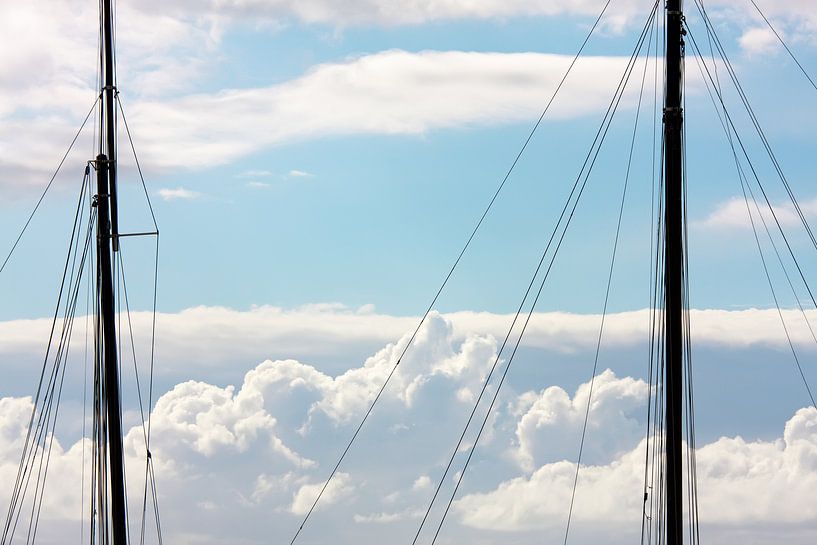 Twee masten en wolken van Jan Brons