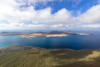 Panoramisch uitzicht op het eiland La Graciosa vanuit het gezichtspunt Mirador del Rio op het eiland