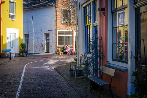 Couple assis au soleil sur Walstraat Deventer