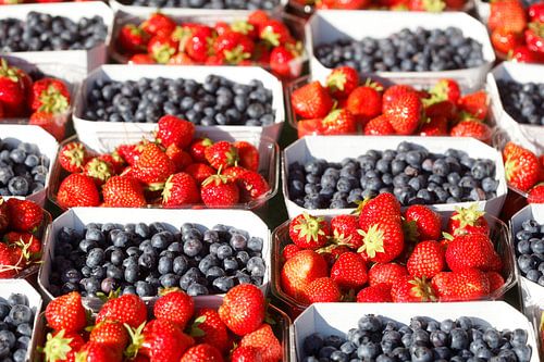 Frische Erdbeeren und Heidelbeeren in Schalen