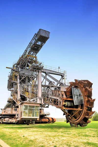Anciennes excavatrices à charbon dans l'ancienne mine à ciel ouvert Golpa-Nord, près de Gräfenhainic par Heiko Kueverling