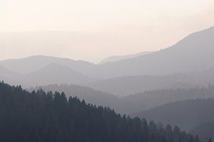 Vue sur les Alpes | montagnes dans la brume | couleurs pastel