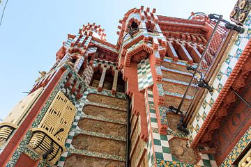 Façade de la Casa Vicens, de l'architecte Gaudi, à Barcelone, en Espagne. sur WorldWidePhotoWeb