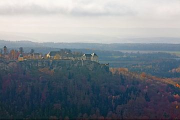 Uitzicht van Lilienstein naar de vesting Königstein (Saksisch Zwitserland / Elbezandsteengebergte) van t.ART