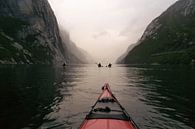 Uitzicht vanuit een rode kajak in het Lysefjord in Noorwegen tijdens een kanotocht van Sjoerd van der Wal thumbnail