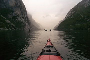 Uitzicht vanuit een rode kajak in het Lysefjord in Noorwegen tijdens een kanotocht van Sjoerd van der Wal