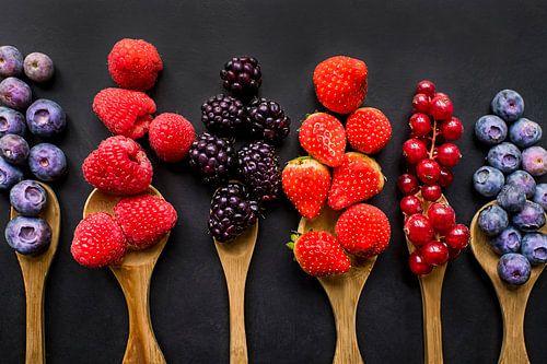 Buntes Obst auf Schöpfkellen, buntes Obst.