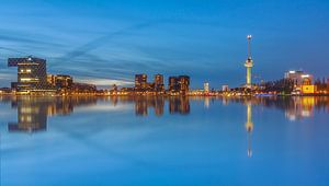 Rotterdam à l'heure bleue sur Ilya Korzelius