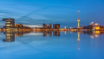 Rotterdam in der blauen Stunde von Ilya Korzelius