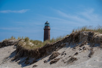 Der Leuchtturm Darßer Ort an der Ostsee hinter Dünen