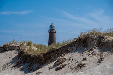 Der Leuchtturm Darßer Ort an der Ostsee hinter Dünen von David Esser