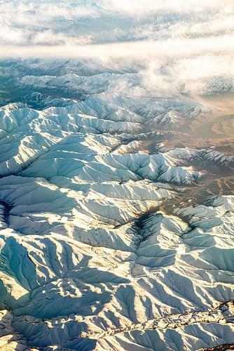 Luchtfoto van het Zagrosgebergte in Iran met witte bergen en nevelsluier