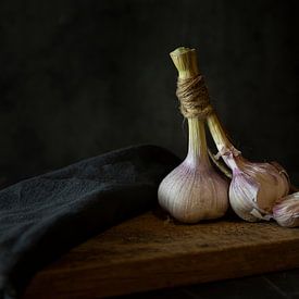 Garlic on wooden plank by Annemieke Nierop