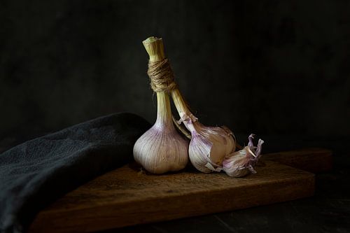 Garlic on wooden plank