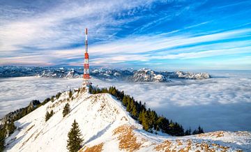 Winter bergtop boven wolkenzee van Andreas Föll