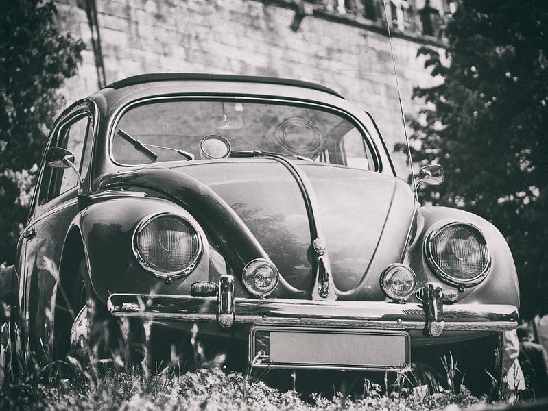 Schwarz-weiß Fotografie eines VW Käfers von Edith Albuschat