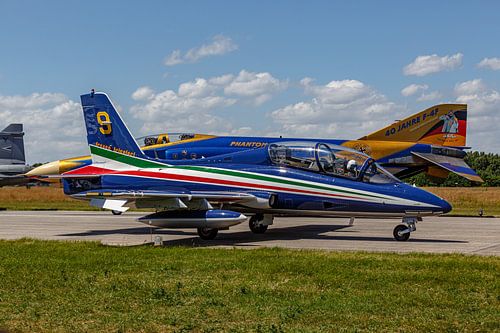 Frecce Tricolori #9 taxiet naar de startbaan.