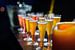 Kleurrijke Cocktails op een bar. van Jan van Dasler