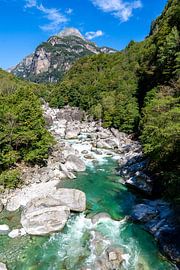 Blauwe bergrivier in Zwitserland