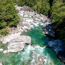 Blauer Bergfluss in der Schweiz von Daisy Renders
