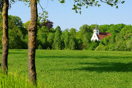 Een kleine dorpskerk in de Lüneburger Heide