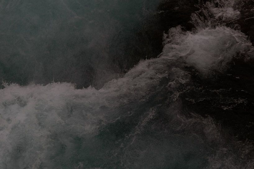 Wirbelndes Wasser in einem Wasserfall von Marjolijn Maljaars