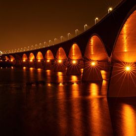 Brücke De Oversteek in Nijmegen im warmen Abendlicht von Marjo Snellenburg