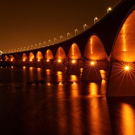 Brug De Oversteek in Nijmegen bij warm avondlicht van Marjo Snellenburg