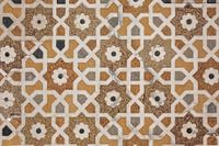 Details der polierten Marmoroberfläche sind mit einer Steineinlage versehen.