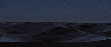 Panoramisch uitzicht op heuvelachtige zandduinen bij nacht van Besa Art