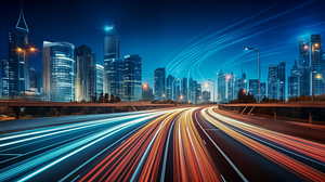 Zeitraffer-Autolichtspuren auf der nächtlichen Stadtstraße mit Skyline im Hintergrund