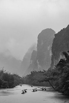 Bateaux fluviaux dans un paysage karstique