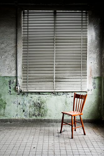 Roter Stuhl im städtischen Umfeld