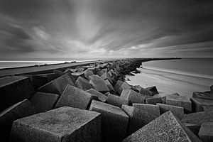 dramatische wolkenlucht boven het havenhoofd van Scheveningen sur gaps photography