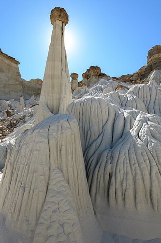 De zon verschuilt zich achter één van de Wahweap Hoodoos