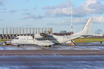 CASA C295M van de Spaanse luchtmacht op Schiphol. van Jaap van den Berg