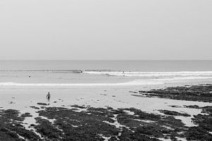 Surfers in Frankrijk | Atlantische kust Bretagne | Zwart-wit fotoprint zee reisfotografie van HelloHappylife
