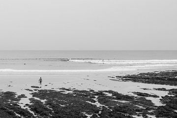 Surfers in Frankrijk | Atlantische kust Bretagne | Zwart-wit fotoprint zee reisfotografie van HelloHappylife