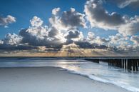 Zonnestralen achter de wolken op strand Zoutelande van Bas Verschoor thumbnail