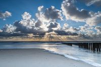 Zonnestralen achter de wolken op strand Zoutelande