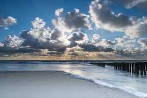Zonnestralen achter de wolken auf Strand Zoutelande