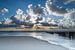 Zonnestralen achter de wolken op strand Zoutelande van Bas Verschoor