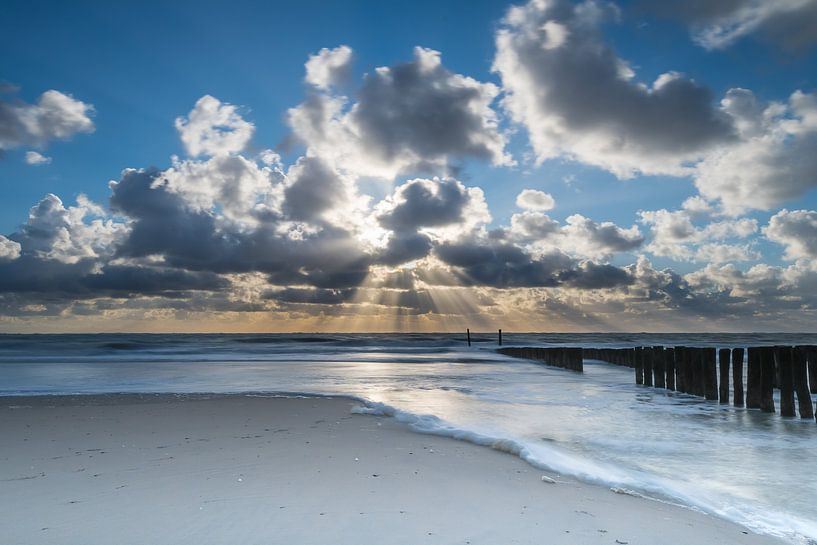 Sun and clouds at the beach of Zoutelande par Bas Verschoor