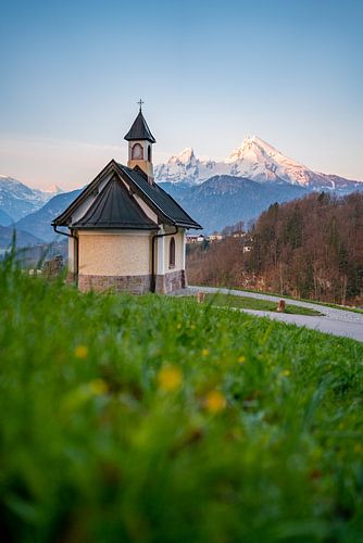 Zonsopgang bij een kapel met uitzicht op de Watzmannberg